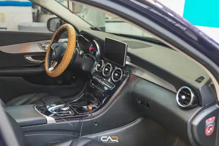 벤츠 C220d (W205) 4D부메스터 전동트위터 및 엠비언트 파츠시공으로 우아한 실내만들기 ! - 대구 카인사이드