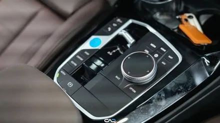 BMW iX3 G08 크리스탈 기어노브로 확실한 센터콘솔 포인트 만들기 ! - 대구 카인사이드
