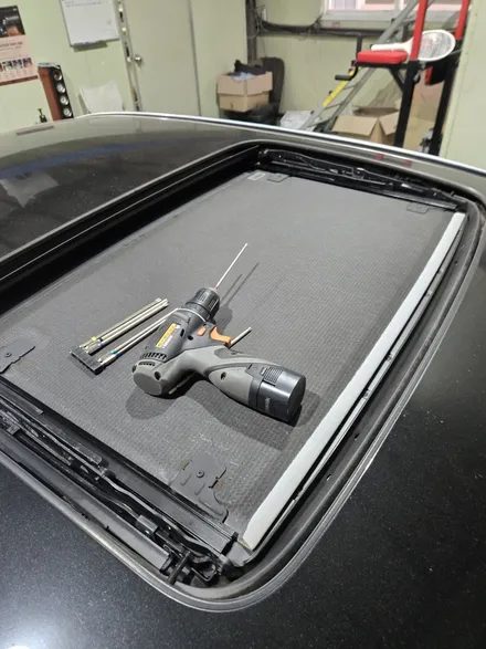 BMW 7시리즈 천장떨어짐 복원,실내커스텀 핸들 브라운+천장 스웨이드블랙 작업 고양일산 자동차튜닝 BK게러지 / 일산동구 성석동