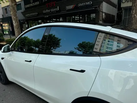 테슬라모델Y 스미스클럽미러블루썬팅시공비용 수입차썬팅비용