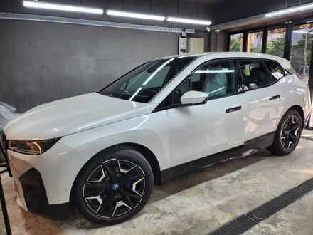BMW IX 전기차 솔라가드노블레스썬팅(틴팅)시공 솔라가드노블레스 새턴