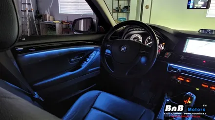 BMW 520d 비노출 히든 엠비언트 무드등 튜닝! 밋밋했던 실내 분위기를 확실하게 바꿔줄 최고의 튜닝 아이템! 눈부심없이 깔끔한 무드등 튜닝! 경남 거제 창원 부산 비앤비모터스 / 거제 연초면