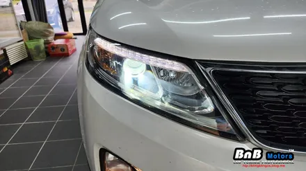 뉴쏘렌토R 헤드라이트 수입반사판 교체 시공! 어두운 라이트를 밝고 선명하게! 선명한 시인성으로 맘 편히 야간운전하세요! 거제 부산 창원 비앤비모터스! / 거제 연초면