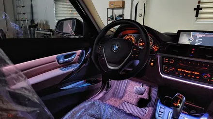 BMW 320d (F30) 실내 비노출 히든 엠비언트 무드등 튜닝! 야간 드라이빙이 즐거워지는 필수 튜닝 아이템! 거제 창원 부산 엠비언트 튜닝 / 거제 연초면