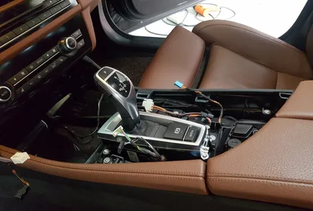 BMW F10 535i 블랙브러쉬 실내랩핑 시공_ 랩핑거                       서울/양주/남양주/포천 랩핑전문샾 / 양주시 덕정동