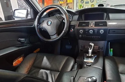 BMW E60 5시리즈 실내 카본랩핑시공으로 차는 젊어져요 / 양주시 덕정동