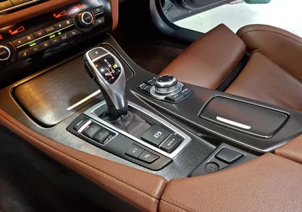 BMW F10 535i 블랙브러쉬 실내랩핑 시공_ 랩핑거                       서울/양주/남양주/포천 랩핑전문샾 / 양주시 덕정동