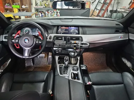BMW F10 5시리즈 카본실내랩핑으로 스포티한 연출해보기 / 양주시 덕정동