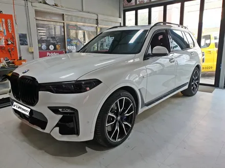 신형 BMW X7 차량의 사이드미러가 카본일때 더 멋진이유는? / 양주시 덕정동