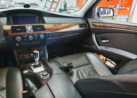 BMW E60 5시리즈 실내 카본랩핑시공으로 차는 젊어져요 / 양주시 덕정동