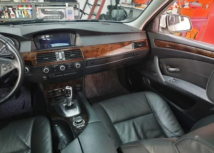 BMW E60 528i 실내 카본랩핑시공은 양주 랩핑거 전문이죠! / 양주시 덕정동