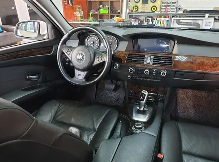 BMW E60 528i 실내 카본랩핑시공은 양주 랩핑거 전문이죠! / 양주시 덕정동