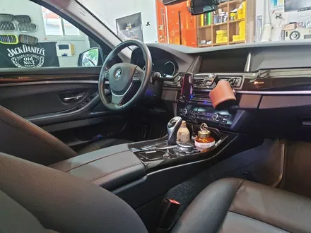 BMW F10 528i 실내카본랩핑으로 멋진 실내연출하세요 / 양주시 덕정동