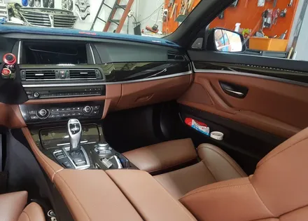BMW F10 535i 블랙브러쉬 실내랩핑 시공_ 랩핑거                       서울/양주/남양주/포천 랩핑전문샾 / 양주시 덕정동