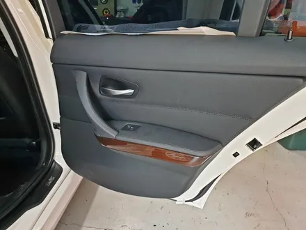 BMW E90 3시리즈 320i 실내카본랩핑 시공_랩핑거 / 양주시 덕정동