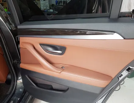 BMW F10 535i 블랙브러쉬 실내랩핑 시공_ 랩핑거                       서울/양주/남양주/포천 랩핑전문샾 / 양주시 덕정동