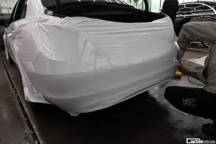 벤츠 C클래스 220d의  탑폴리에 화이트와 탑폴리에 루프스킨으로 랩핑 체인지 / 과천시 주암동