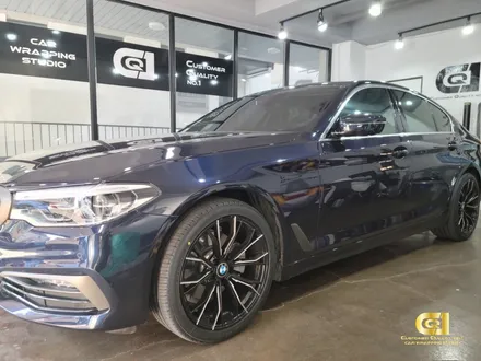 BMW 520d 크롬 죽이기 시공으로 드레스업 수원 자동차 랩핑 전문점 씨앤큐원 에서! / 수원 오목천동