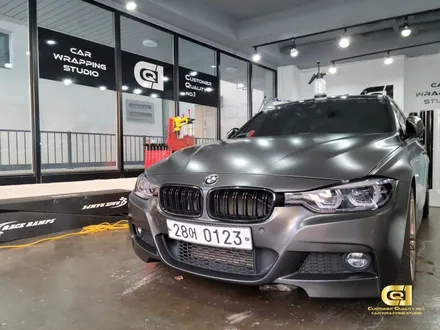 BMW3시리즈 M팩차량에 감성 업그레이드 다크바사트 전체랩핑 시공기 자동차 랩핑 전문점 씨앤큐원 에서! / 수원 오목천동