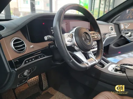 메르세데스 벤츠 S클래스 63AMG 실내 유광카본 전체랩핑 시공완료 / 수원 오목천동