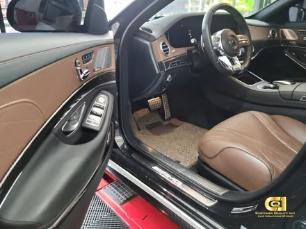메르세데스 벤츠 S클래스 63AMG 실내 유광카본 전체랩핑 시공완료 / 수원 오목천동