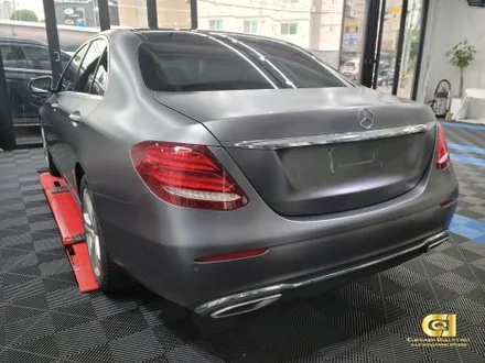 벤츠 E클래스 3M 새틴다크그레이 전체랩핑 시공완료 수원자동차랩핑 전문점 씨앤큐원 에서 / 수원 오목천동