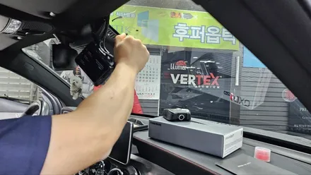 여의도 수입차 보조배터리설치) 벤츠 GLC 43AMG 아이나비QXD1플러스+커넥티드+와이파이 동글+에코파워팩 S16 라이트 슬림 LCD 액정형 설치 / 영등포구 문래동