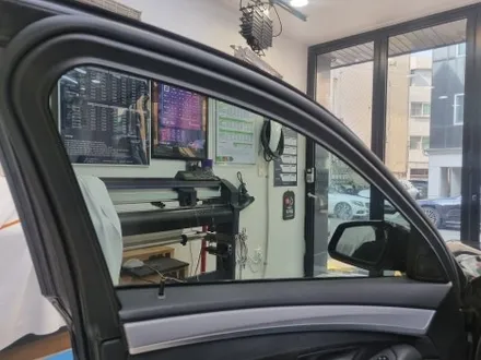 BMW535D with 로얄시리즈101 중고차 꼼꼼한 필름제거가 고품질의 썬팅을 만든다. 썬팅의 민족은 서초 이영민썬팅 요기요 / 서울 서초구
