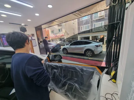 테슬라모델Y with 레이노F95 오직측면만 옆 유리파손 교체 후 재시공 양재 썬팅은 이영민썬팅 썬팅의민족은 요기요~! / 서울 서초구