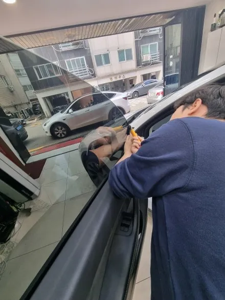 테슬라모델Y with 레이노F95 오직측면만 옆 유리파손 교체 후 재시공 양재 썬팅은 이영민썬팅 썬팅의민족은 요기요~! / 서울 서초구