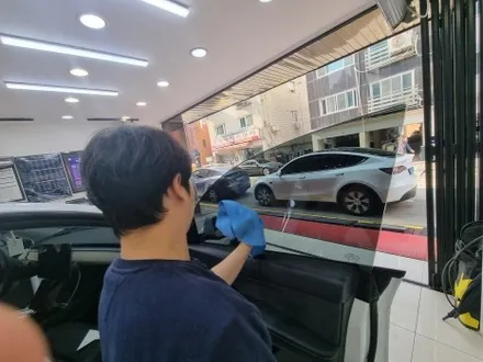 테슬라모델Y with 레이노F95 오직측면만 옆 유리파손 교체 후 재시공 양재 썬팅은 이영민썬팅 썬팅의민족은 요기요~! / 서울 서초구