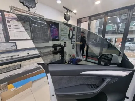 테슬라모델Y with 레이노F95 테슬라 전면PPF 윈드실드 내부 나노가죽코팅 아이템장착 걱정없는 돌빵/얼룩 공격 / 서울 서초구