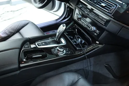 BMW F10 / 5시리즈 실내랩핑 (블랙 브러시) 시공 / 대구 카앤맨 / 대구 북구 검단동