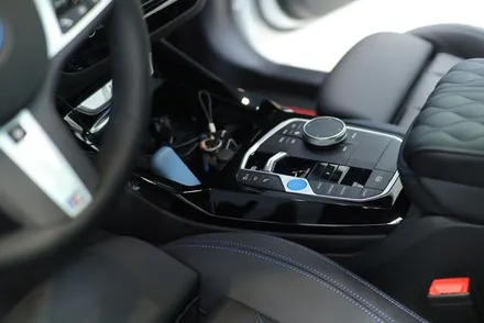BMW ix3 기어패널 블랙 브러시 랩핑 시공 / 대구 카앤맨 / 대구 북구 검단동