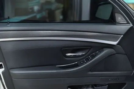 BMW F10 / 5시리즈 실내랩핑 (블랙 브러시) 시공 / 대구 카앤맨 / 대구 북구 검단동