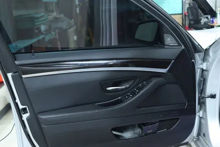BMW F10 / 5시리즈 실내랩핑 (블랙 브러시) 시공 / 대구 카앤맨 / 대구 북구 검단동