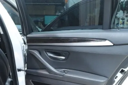 BMW F10 / 5시리즈 실내랩핑 (블랙 브러시) 시공 / 대구 카앤맨 / 대구 북구 검단동