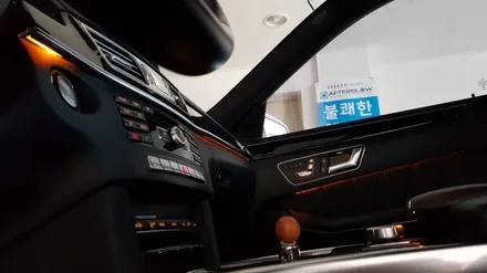 [분당 벤츠 전문점] 벤츠 W212 후기형 2014년식 E클래스 E300 보이지도 않는 순정 3색 엠비언트를 순정 방식 그대로 순정 12색 멀티컬러 지원되는 엠비언트 LED 교체 / 성남 분당구 정자동