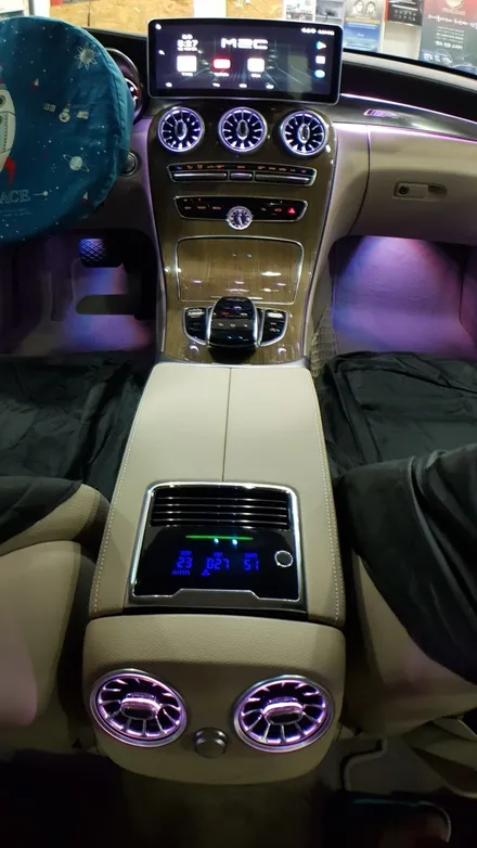 [분당 벤츠 전문점] 벤츠 W205 C클래스 2015년식 C200 순정 3색 엠비언트 순정 64색 엠비언트 변경 작업 64색 부메스터 3D전동트위터 64색 전면 송풍구 엠비언트 리 / 성남 분당구 정자동