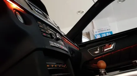 [분당 벤츠 전문점] 벤츠 W212 후기형 2014년식 E클래스 E300 보이지도 않는 순정 3색 엠비언트를 순정 방식 그대로 순정 12색 멀티컬러 지원되는 엠비언트 LED 교체 / 성남 분당구 정자동