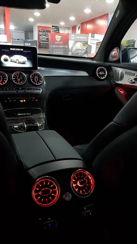 [분당 벤츠 전문점] 벤츠 C253 전기형 2018년식 GLC 63AMG 순정 3색 엠비언트 타업체 작업된 3색 전동트위터 3색 전면&리어송풍구 엠비언트 64색 엠비언트 변경 및 / 성남 분당구 정자동