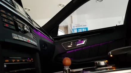 [분당 벤츠 전문점] 벤츠 W212 후기형 2014년식 E클래스 E300 보이지도 않는 순정 3색 엠비언트를 순정 방식 그대로 순정 12색 멀티컬러 지원되는 엠비언트 LED 교체 / 성남 분당구 정자동