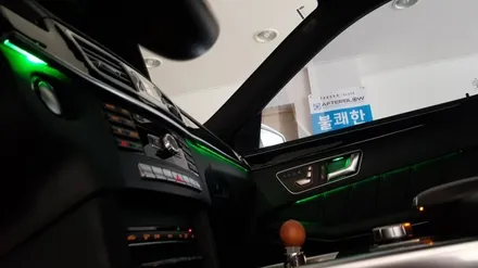[분당 벤츠 전문점] 벤츠 W212 후기형 2014년식 E클래스 E300 보이지도 않는 순정 3색 엠비언트를 순정 방식 그대로 순정 12색 멀티컬러 지원되는 엠비언트 LED 교체 / 성남 분당구 정자동