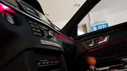 [분당 벤츠 전문점] 벤츠 W212 후기형 2014년식 E클래스 E300 보이지도 않는 순정 3색 엠비언트를 순정 방식 그대로 순정 12색 멀티컬러 지원되는 엠비언트 LED 교체 / 성남 분당구 정자동