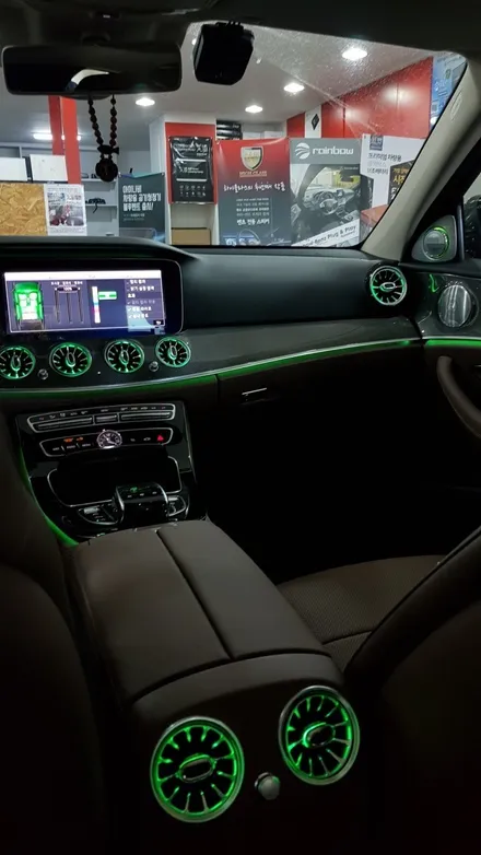 [분당 벤츠 전문점] 벤츠 W213 E클래스 2020년식 E300 AMG LINE  순정형 부메스터 전동 트위터, 전면+리어 송풍구 엠비언트 LED 무드등 교체 작업 / 성남 분당구 정자동