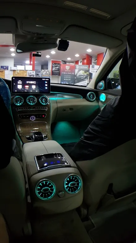 [분당 벤츠 전문점] 벤츠 W205 C클래스 2015년식 C200 순정 3색 엠비언트 순정 64색 엠비언트 변경 작업 64색 부메스터 3D전동트위터 64색 전면 송풍구 엠비언트 리 / 성남 분당구 정자동