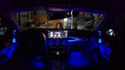 [분당 벤츠 전문점] 벤츠 W205 C클래스 2015년식 C200 순정 3색 엠비언트 순정 64색 엠비언트 변경 작업 64색 부메스터 3D전동트위터 64색 전면 송풍구 엠비언트 리 / 성남 분당구 정자동