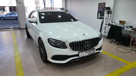 벤츠 W213 E300 순정 엠비언트 고장수리 터치모니터변경 국산 안드로이드 M2C200APLUS USBAUX 순정GPS연동 무선 LTE WiFi 분당 판교 벤츠전문 카알터 / 성남 분당구 정자동