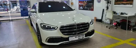 [분당벤츠전문점] 벤츠 S클래스 W223 S580 2022년식 독립적으로 사용하는 미디어장치(주행중 유튜브 넷플릭스 등등 시청됨) 부메스터 4D 전동트위터 교체 스타뷰S 탈거 주차 / 성남 분당구 정자동