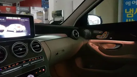 [분당 벤츠 전문점] 벤츠 W205 C클래스 2015년식 C200 순정 3색 엠비언트 순정 64색 엠비언트 변경 작업 64색 부메스터 3D전동트위터 64색 전면 송풍구 엠비언트 리 / 성남 분당구 정자동